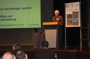 Eröffnung der Tagung durch Herrn Dr. Georg Wendl, Leiter des Instituts für Landtechnik und Tierhaltung an der Bayerischen Landesanstalt für Landwirtschaft Eröffnung der Tagung durch Herrn Dr. Georg Wendl, Leiter des Instituts für Landtechnik und Tierhaltung an der Bayerischen Landesanstalt für Landwirtschaft