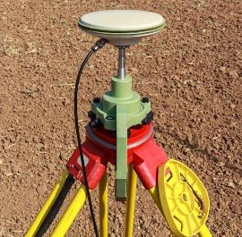 Mobile RTK Referenzstation am Feldrand / © Fotolia Mobile RTK Referenzstation am Feldrand