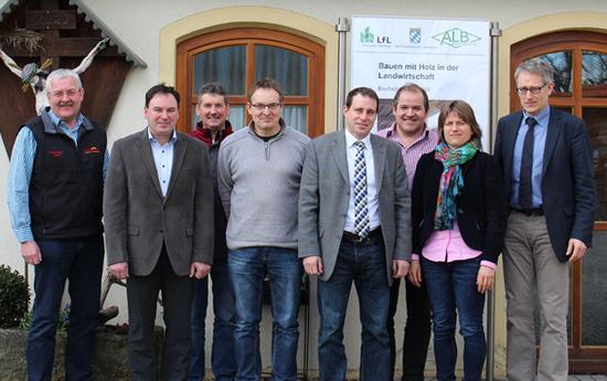 Referenten u. Veranstalter, von links: Josef Parockinger (Zimmerermeister, Waldkirchen), Alois Seebald (AELF Passau), Franz Mautner (Landwirt, Gosting), Johannes Mautner (AELF Pfarrkirchen), Dr. Martin Müller (ALB), Karl-Heinz Baumgartner (BBV LandSiedlung), Angela Dunst (AELF Pfarrkirchen), Jochen Simon (LfL) / © M. Müller - ALB Bayern Referenten u. Veranstalter, von links: Josef Parockinger (Zimmerermeister, Waldkirchen), Alois Seebald (AELF Passau), Franz Mautner (Landwirt, Gosting), Johannes Mautner (AELF Pfarrkirchen), Dr. Martin Müller (ALB), Karl-Heinz Baumgartner (BBV LandSiedlung), Angela Dunst (AELF Pfarrkirchen), Jochen Simon (LfL)