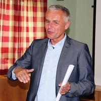 Rainer Prischenk von der Regierung in Oberfranken erklärt das Projekt zur Durchwachsenen Silvie / © M. Müller - ALB Bayern e.V. Rainer Prischenk von der Regierung in Oberfranken erklärt das Projekt zur Durchwachsenen Silvie