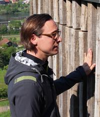 Dr. Daniel Heßdörfer vom Institut für Weinbau und Oenologie der LWG erklärt die Tropfbewässerung im Weinbau / © M. Müller - ALB Bayern e.V. Dr. Daniel Heßdörfer vom Institut für Weinbau und Oenologie der LWG erklärt die Tropfbewässerung im Weinbau