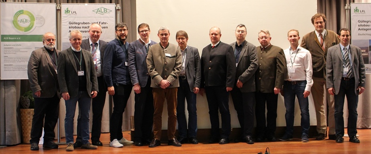 Veranstalter und Referenten, von rechts: Veranstalter Dr. M. Müller (ALB), Dr. S. Neser (LfL) und A. Dunst (AELF Pfarrkirchen, nicht im Bild); Referenten: F. Ramelsberger, M. Erbinger, C. Rossberger, M. Kaiser, M. Haug, G. Bliemel, M. Maier, E. Krempels, H. Wiedau, R. Kriz, T. Steinert, J. Simon (nicht im Bild), K. Hoffmann (nicht im Bild) / © ALB Bayern e.V. Veranstalter und Referenten, von rechts: Veranstalter Dr. M. Müller (ALB), Dr. S. Neser (LfL) und A. Dunst (AELF Pfarrkirchen, nicht im Bild); Referenten: F. Ramelsberger, M. Erbinger, C. Rossberger, M. Kaiser, M. Haug, G. Bliemel, M. Maier, E. Krempels, H. Wiedau, R. Kriz, T. Steinert, J. Simon (nicht im Bild), K. Hoffmann (nicht im Bild)