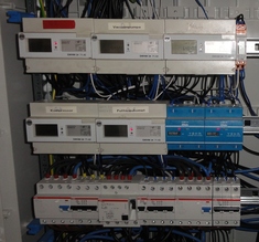 Datenlogger und Stromzähler im Verteilerschrank / © J. Neiber (LfL) Datenlogger und Stromzähler im Verteilerschrank