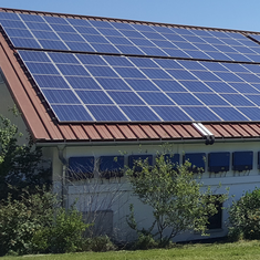Durch eine Eigenverbrauchs-PV-Anlage und andere Energiesparmaßnahmen können Kosten und CO2-Emissionen im Milchviehbetrieb reduziert werden. / © J. Neiber (LfL) Durch eine Eigenverbrauchs-PV-Anlage und andere Energiesparmaßnahmen können Kosten und CO2-Emissionen im Milchviehbetrieb reduziert werden.