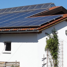 Eigenstromerzeugung mit Photovoltaik / © J. Neiber (LfL) Eigenstromerzeugung mit Photovoltaik