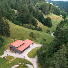 Hohe Niederschläge von 1.500 bis 1.800 mm jährlich und extreme Steillagen prägen die Landschaft und stellten für den Bau des Ziegenstalls eine Herausforderung dar / © P. Wagner, ALB Hohe Niederschläge von 1.500 bis 1.800 mm jährlich und extreme Steillagen prägen die Landschaft und stellten für den Bau des Ziegenstalls eine Herausforderung dar