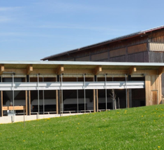 Beispiel eines Stalls mit Südfassade, über die viel Wintersonne in den Stall dringt / © K. Knoll, AELF Weilheim Beispiel eines Stalls mit Südfassade, über die viel Wintersonne in den Stall dringt