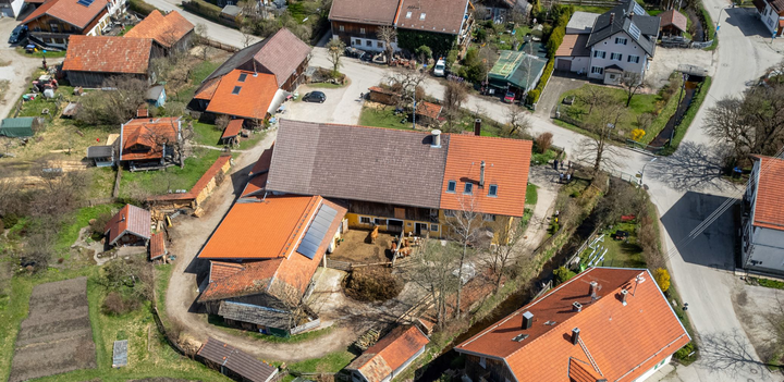 Der Assenhauser Hof mit hofeigener Käserei und Hofladen liegt mitten in Berg-Farchach nahe dem Starnberger See. / © L. Müller, ALB Der Assenhauser Hof mit hofeigener Käserei und Hofladen liegt mitten in Berg-Farchach nahe dem Starnberger See.