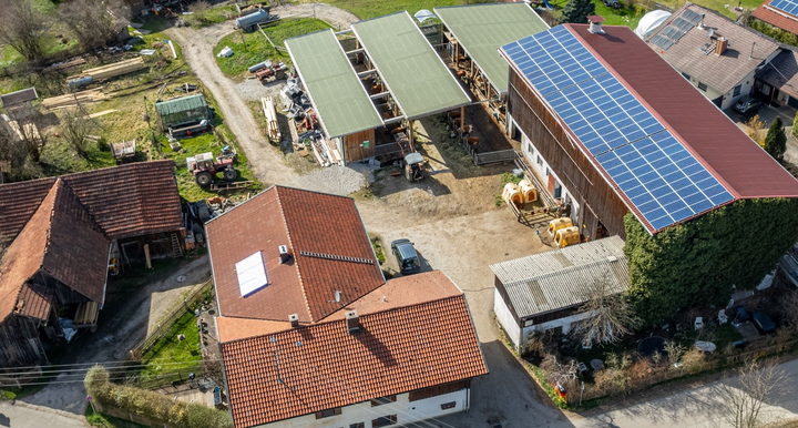 Der Löfflerhof in Berg-Farchach hat 2018 seinen Anbindestall in einen Liegeboxenlaufstall mit überdachtem Aussenfuttertisch und integriertem Laufhof umgebaut / © L. Müller, ALB Der Löfflerhof in Berg-Farchach hat 2018 seinen Anbindestall in einen Liegeboxenlaufstall mit überdachtem Aussenfuttertisch und integriertem Laufhof umgebaut