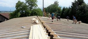 Dach - Holzschalung, Hinterlüftung und Blech geben Schutz vor Sonne und Regen. / © S. Bauer Dach - Holzschalung, Hinterlüftung und Blech geben Schutz vor Sonne und Regen.