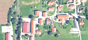 Hof im Dorf - der neue Kuhstall liegt zwischen Bahnlinie , Straße und altem Wirtschaftsgebäude. Hof und Dorf wurden nachverdichtet und weiter entwickelt. An der Straße kommen Kunden zum Hofladen und kaufen Käse der direkt am Stall hergestellt wird. Im Süden marschieren die Kühe auf die anliegenden Weide. Gäste bleiben am Campingplatz direkt beim Stall mit Blick auf die Salzburger Berge. Was will man mehr? / © S. Bauer Hof im Dorf - der neue Kuhstall liegt zwischen Bahnlinie , Straße und altem Wirtschaftsgebäude. Hof und Dorf wurden nachverdichtet und weiter entwickelt. An der Straße kommen Kunden zum Hofladen und kaufen Käse der direkt am Stall hergestellt wird. Im Süden marschieren die Kühe auf die anliegenden Weide. Gäste bleiben am Campingplatz direkt beim Stall mit Blick auf die Salzburger Berge. Was will man mehr?