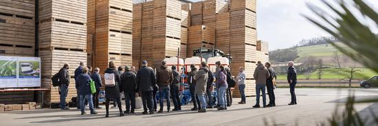 Für die Maschinenpräsentationen waren die Besucher in vier Gruppen aufgeteilt. / © Lukas Müller - ALB Für die Maschinenpräsentationen waren die Besucher in vier Gruppen aufgeteilt.