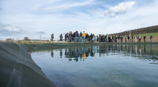 Die Schüttung der vorhandenen Brunnen ist für eine direkte Bewässerung zu gering, so dass am Betrieb Remlinger Rüben zwei Erdfolienbecken zur Zwischenspeicherung gebaut wurden. Das besichtigte Becken fasst 8.000 Kubikmeter Wasser. / © Lukas Müller - ALB Die Schüttung der vorhandenen Brunnen ist für eine direkte Bewässerung zu gering, so dass am Betrieb Remlinger Rüben zwei Erdfolienbecken zur Zwischenspeicherung gebaut wurden. Das besichtigte Becken fasst 8.000 Kubikmeter Wasser.