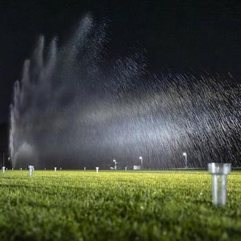 Die Wasserverteilgleichmäßigkeit wird an einem konkreten Rasensportplatz beispielhaft ermittelt. Die Verteilgleichmäßigkeit beeinflusst die Wassernutzungseffizienz maßgeblich / © ALB Bayern e.V. Die Wasserverteilgleichmäßigkeit wird an einem konkreten Rasensportplatz beispielhaft ermittelt. Die Verteilgleichmäßigkeit beeinflusst die Wassernutzungseffizienz maßgeblich